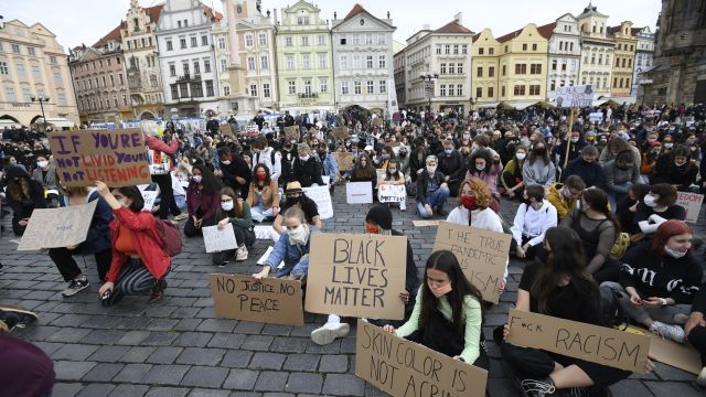 Stovky lidí v Praze protestovaly proti policejnímu násilí a rasismu